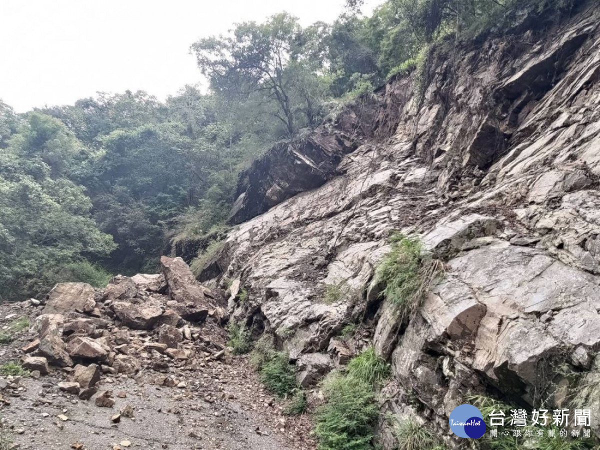 郡大林道沿路仍有多處崩塌土石,致救援車輛無法通行。