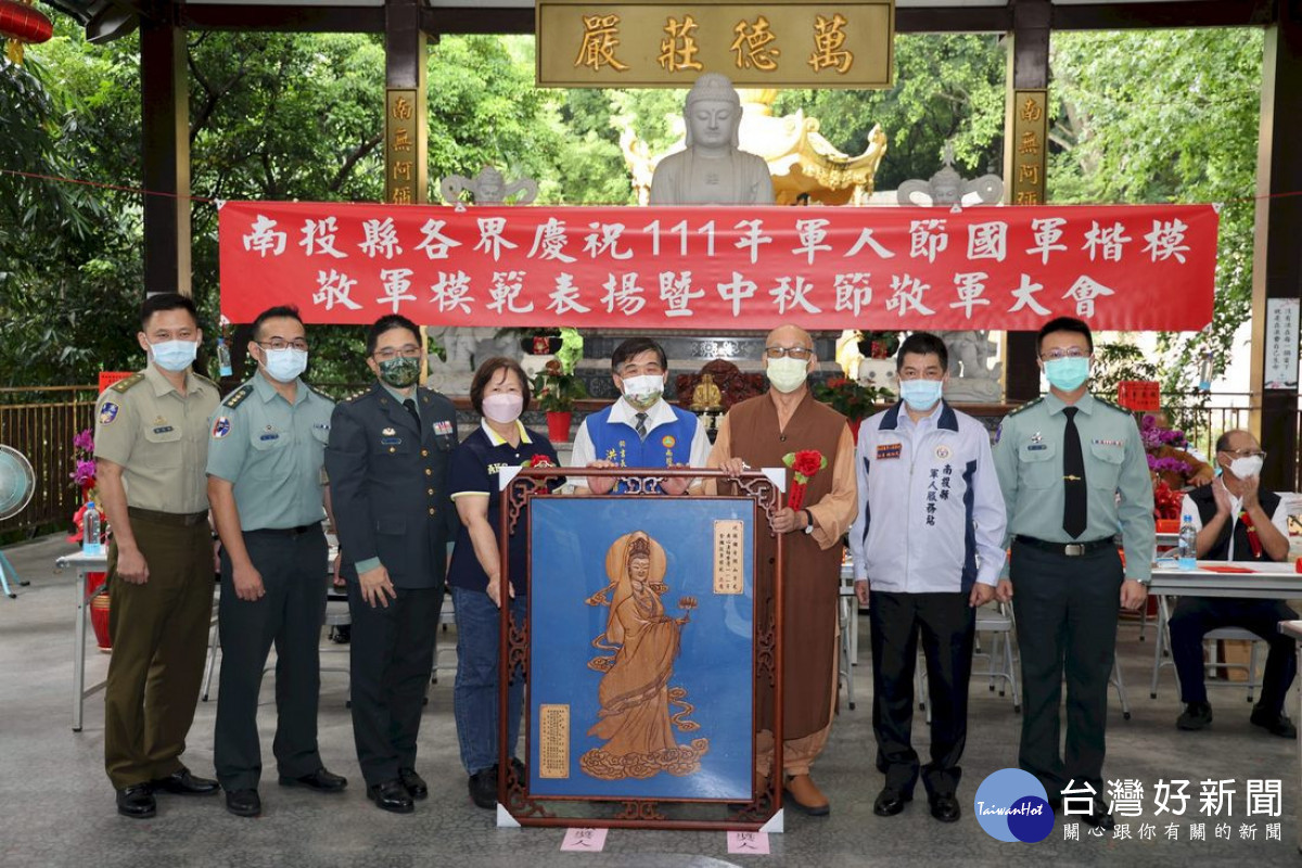 贈送觀音菩薩木雕像,給鎮國寺開山方丈廣心上人。