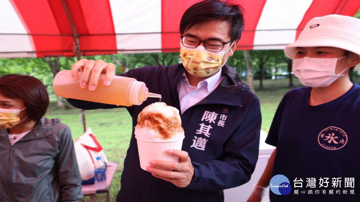 ▲陳其邁化身銷售員推銷全台最佳蜂蜜。(圖/記者 許高祥 翻攝)<br /><br />