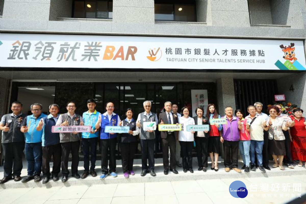 李副市長和與會貴賓比讚合影。<br /><br /> <br /><br />