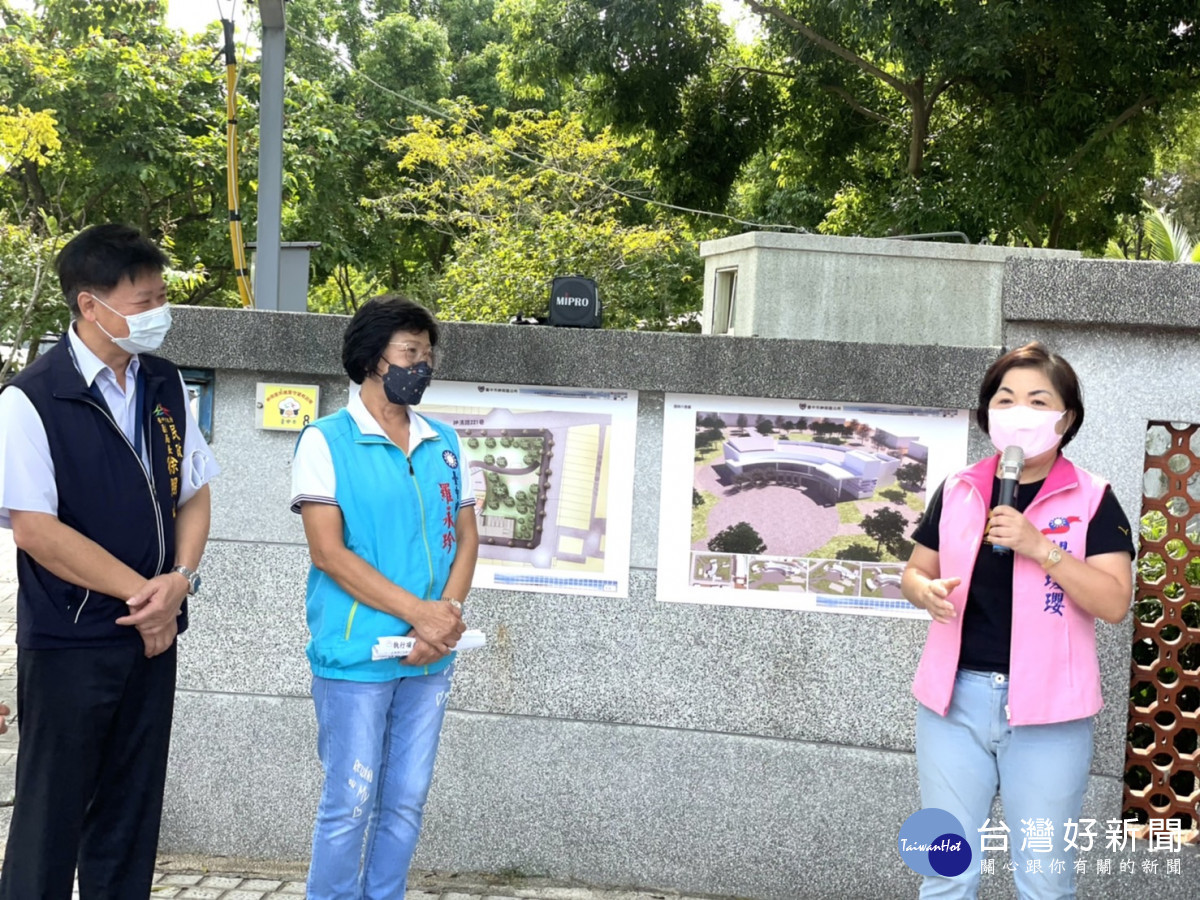 立委楊瓊瓔(右)、台中市議員羅永珍(中)爭取圳堵公園興建市民活動中心。