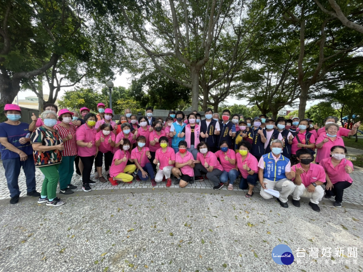 社區居民出席圳堵公園市民活動中心說明會,關心規劃情形。