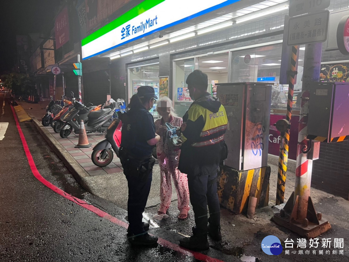 失智老婦人迷失街頭，楊梅警熱心協助返家。