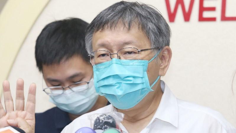 柯文哲下午在接受市政總質詢前受訪表示,預估9月底會迎來疫情洪峰,呼籲民眾中秋節避免群聚烤肉。中央社