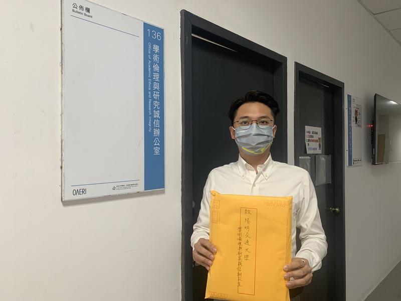 民進黨新竹市議員劉康彥5日下午前往國立陽明交通大學,檢舉林耕仁的論文涉嫌抄襲。民進黨新竹市黨部提供