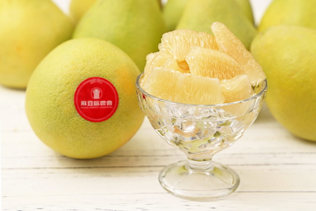 文旦柚的維生素C含量位居百果之冠,果肉瑩潤如玉細緻柔嫩、酸甜適中尾韻回甘,是果中極品