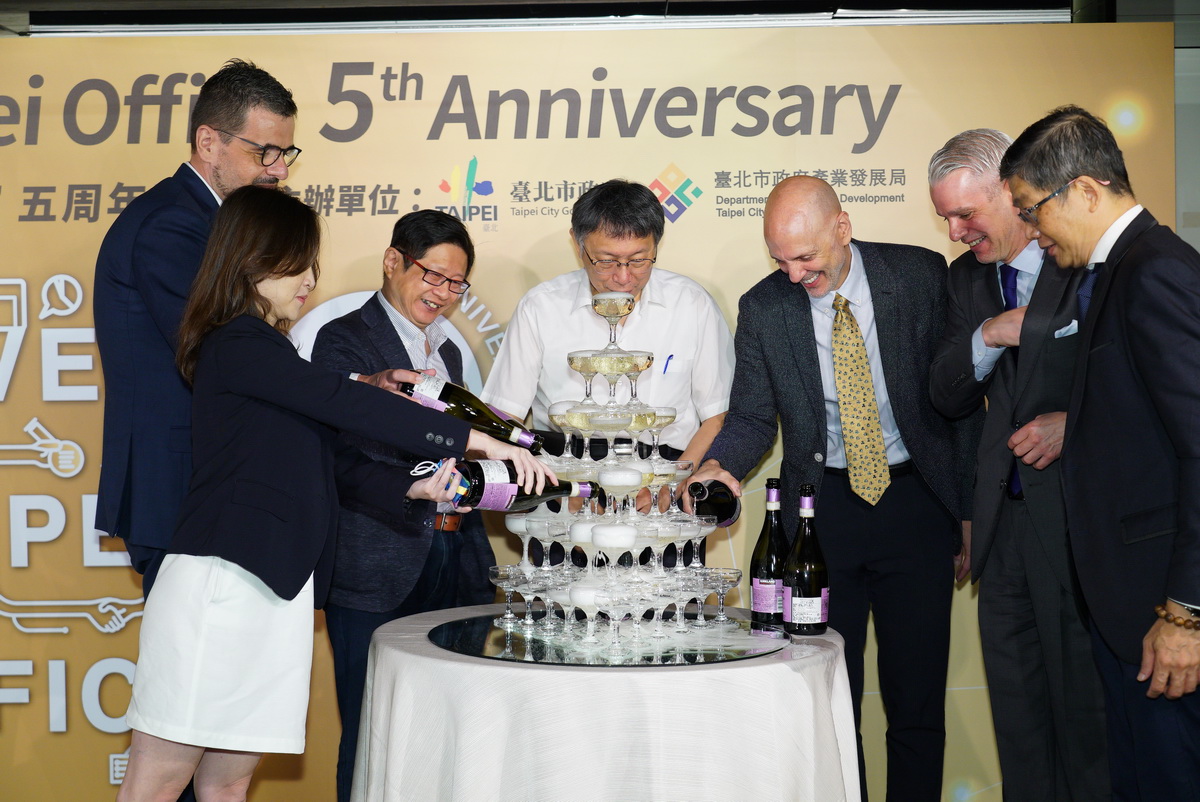 柯市長、林局長、Mr. Axel Limberg、Ms. Irene Yang、Mr. Andrew Wylegala、李世偉代表上台進行ito 5週