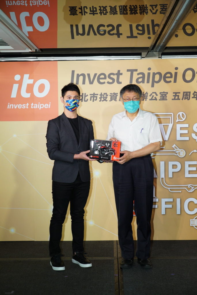 企業代表浩漢設計吳奕成總經理致贈感謝紀念品，感謝市府協助企業深耕台北