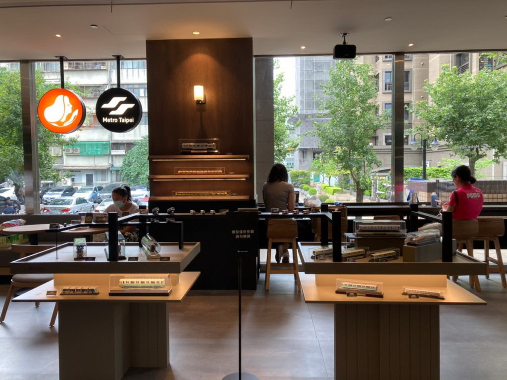 「Metro Taipei X LOUISA COFFEE」北捷總部旗艦店,展示櫃加入許多捷運列車元素,陳列來自世界各國的電聯車