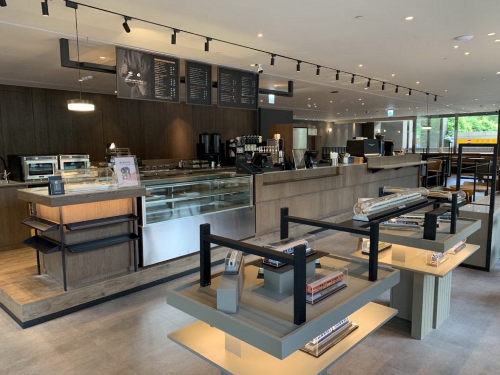 「Metro Taipei X LOUISA COFFEE」北捷總部旗艦店,展示櫃加入許多捷運列車元素,陳列來自世界各國的電聯車