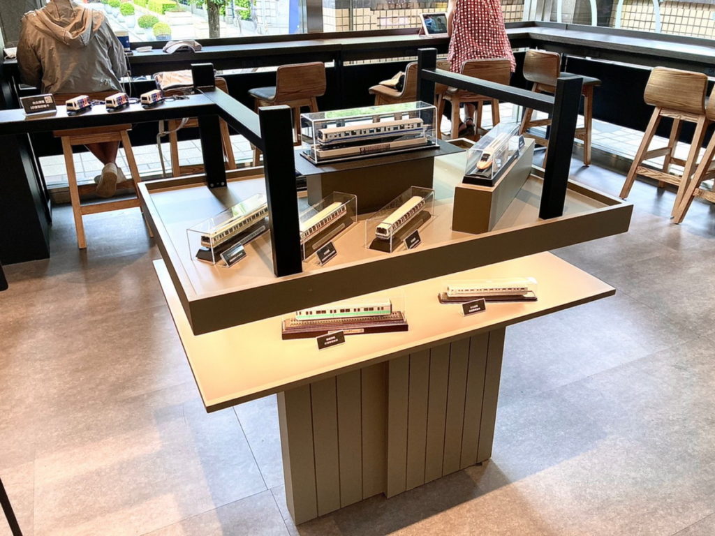 「Metro Taipei X LOUISA COFFEE」北捷總部旗艦店,展示櫃加入許多捷運列車元素,陳列來自世界各國的電聯車