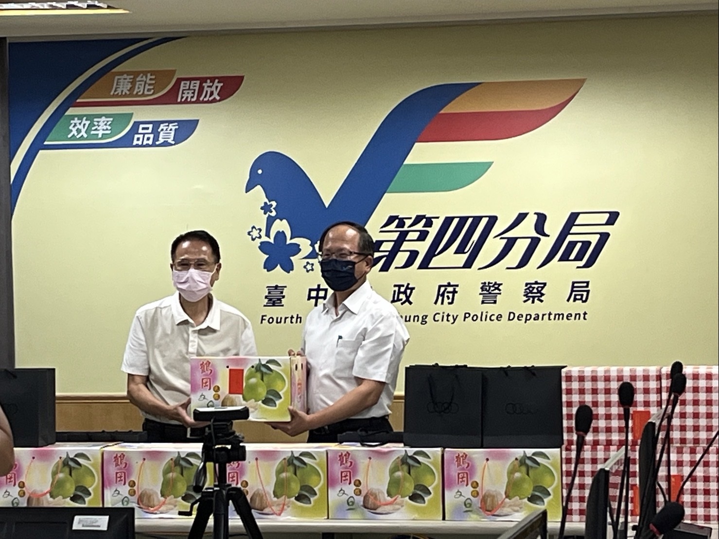 圖片說明：臺中市警友第四辦事處江敏賢主任偕同財務長林忠坤、顧問廖祿彰等人，中秋節前夕至中市警四分局關心慰問。(記者謝榮浤翻攝)