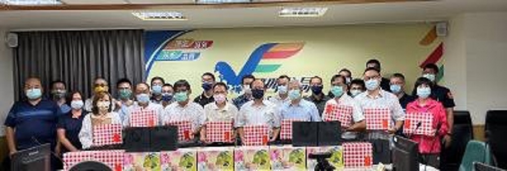 圖片說明：臺中市警友第四辦事處江敏賢主任偕同財務長林忠坤、顧問廖祿彰等人，中秋節前夕至中市警四分局關心慰問後大合照。(記者謝榮浤翻攝) 