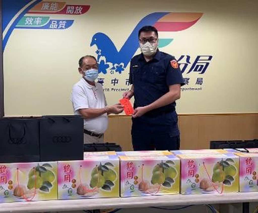 圖片說明：臺中市警友第四辦事處江敏賢主任偕同財務長林忠坤、顧問廖祿彰等人，中秋節前夕至中市警四分局關心慰問後大合照。(記者謝榮浤翻攝) 