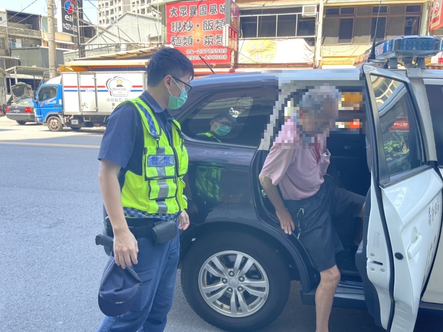 圖片說明:中市警四分局大墩派出所接獲民眾報案後,巡邏員警立即前往關心了解狀況。(記者謝榮浤翻攝)