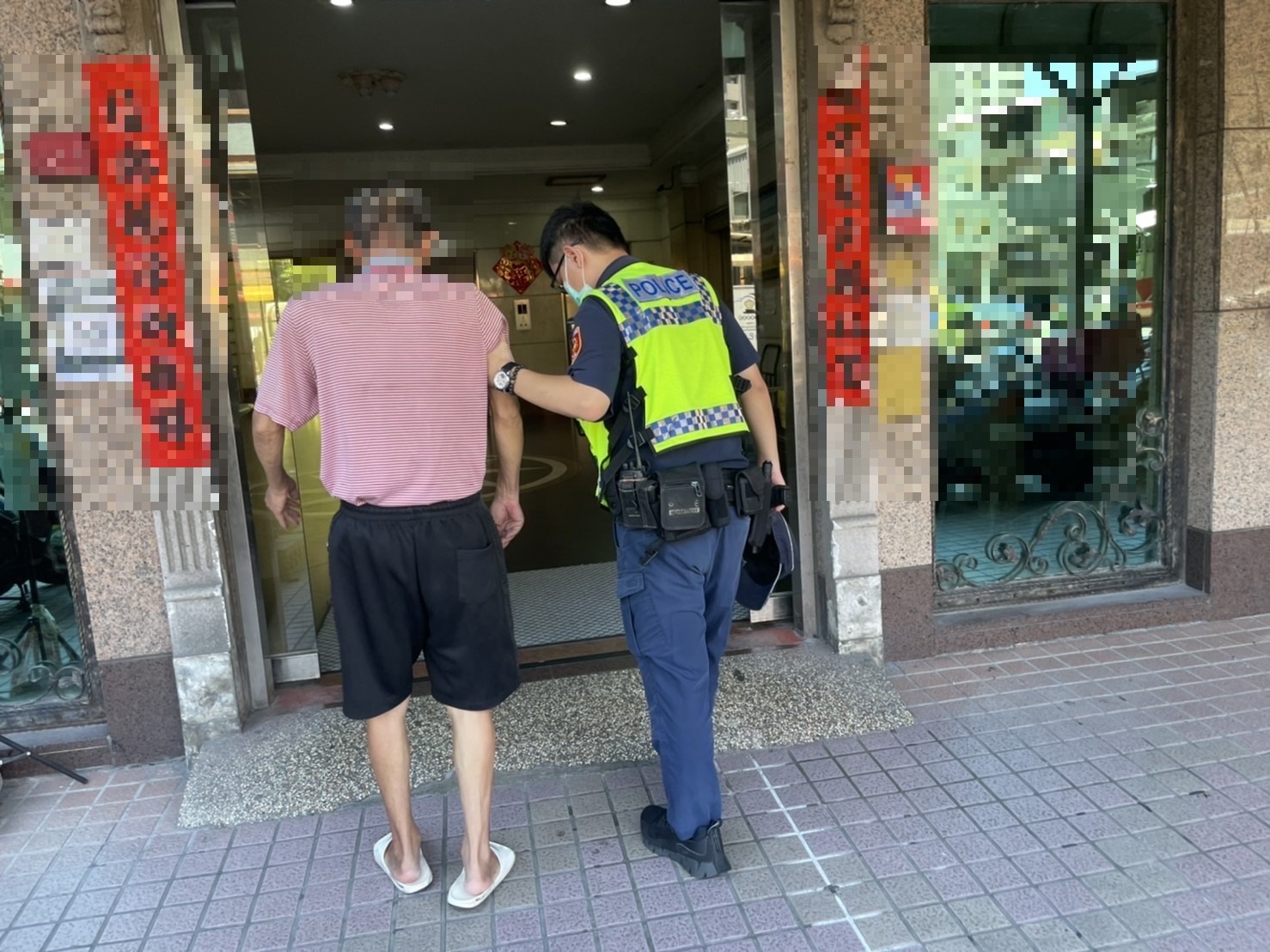 圖片說明:中市警四分局大墩派出所員警協助護送老翁返回住處。(記者謝榮浤翻攝)