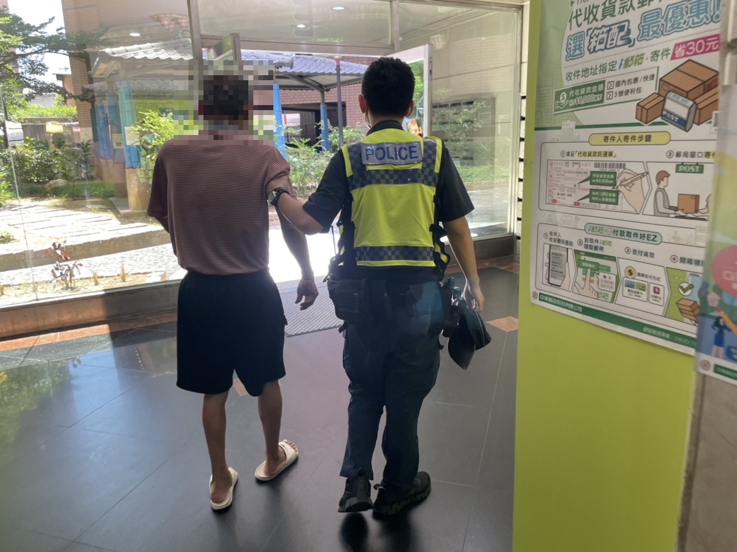 圖片說明:經過訪查後中市警四分局大墩派出所員警將老翁護送回住處休息。(記者謝榮浤翻攝)