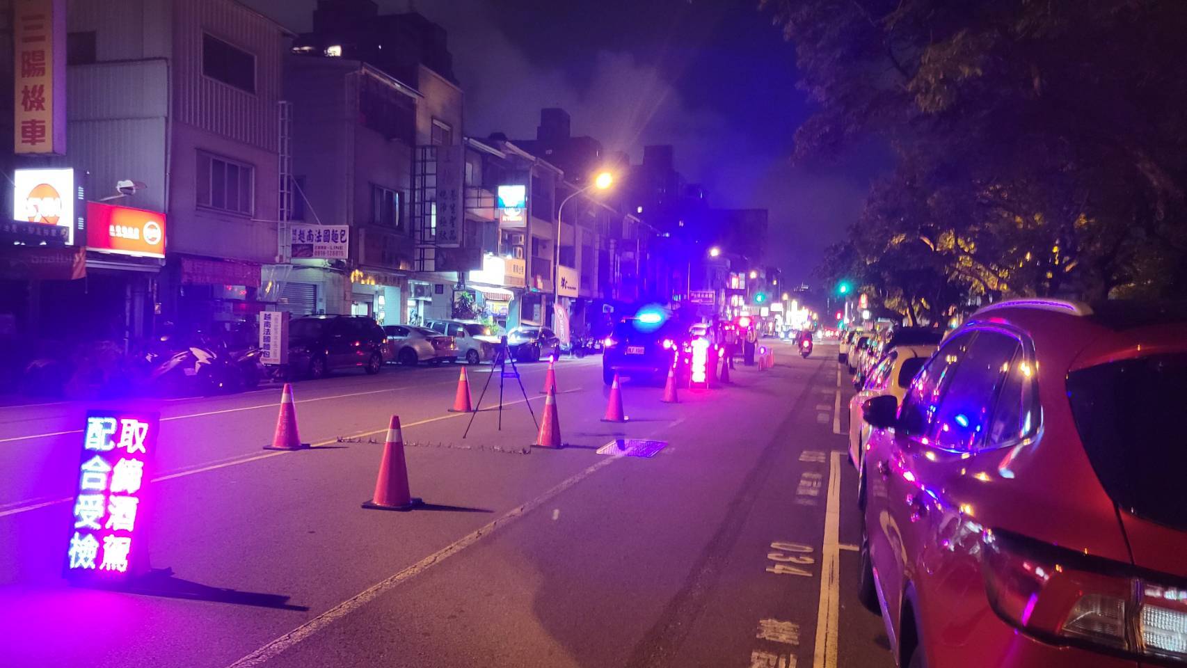 圖片說明:中市警二分局強力擴大取締酒駕、擴大臨檢、環警監聯合稽查勤務,絕不讓酒駕壞了民眾的中秋連假,此為日前值勤情形。(記者林㤈輝翻攝)
