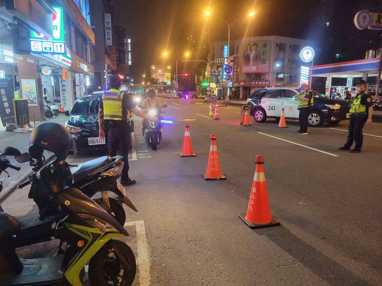 圖片說明:中市警二分局強力擴大取締酒駕、擴大臨檢、環警監聯合稽查勤務,絕不讓酒駕壞了民眾的中秋連假,此為日前值勤情形。(記者林㤈輝翻攝)