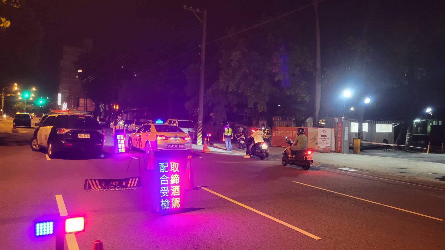 圖片說明:中市警二分局強力擴大取締酒駕、擴大臨檢、環警監聯合稽查勤務,絕不讓酒駕壞了民眾的中秋連假,此為日前值勤情形。(記者林㤈輝翻攝)