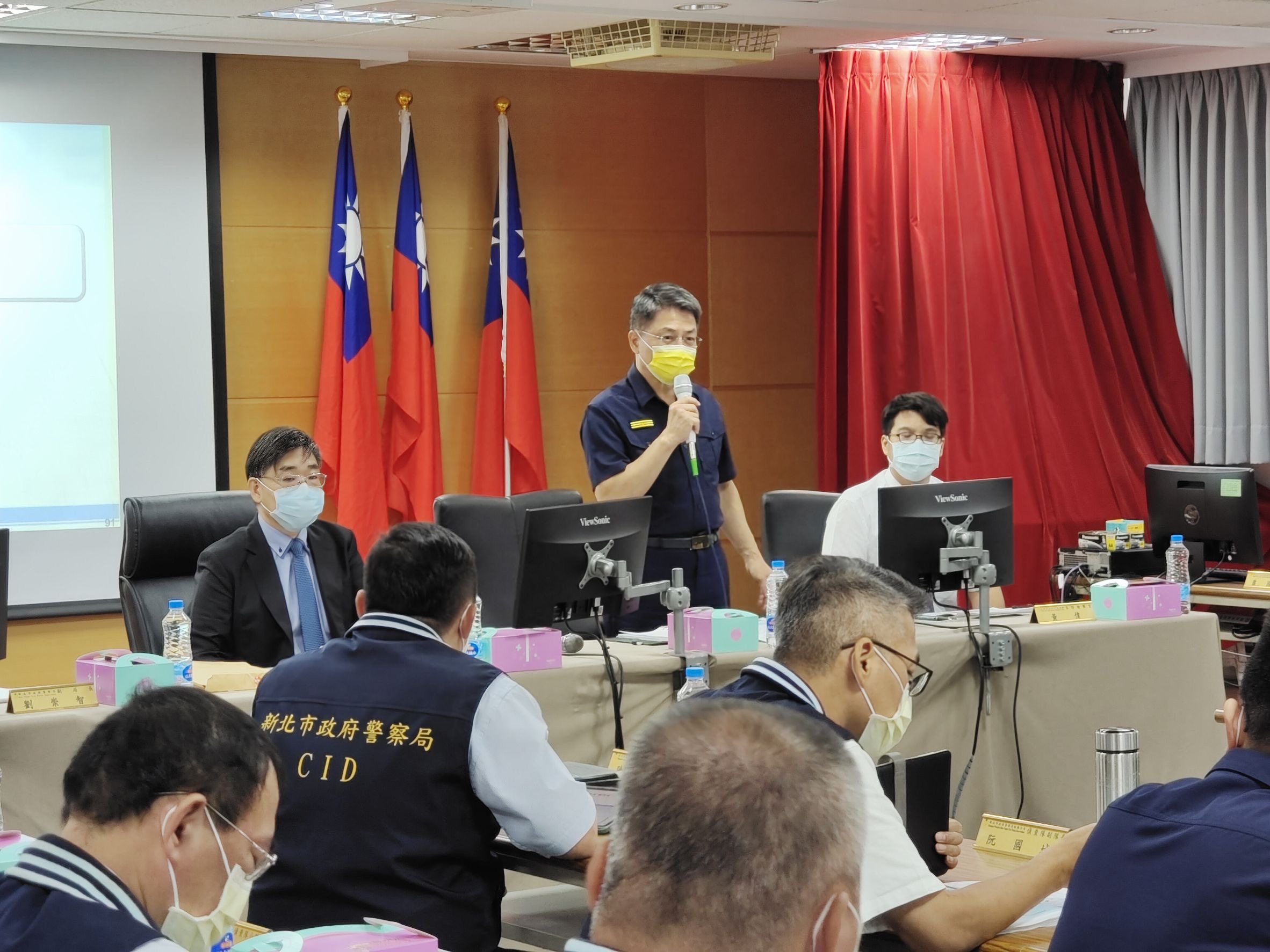 圖片說明:板橋分局局長許芳毅會中說明板橋警抓賄決心。(記者戴昱弘翻攝)