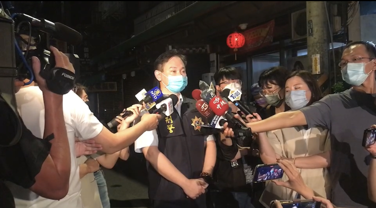 圖片說明：永和分局偵查隊隊長李志祥說明案情。（記者徐煜勝翻攝）