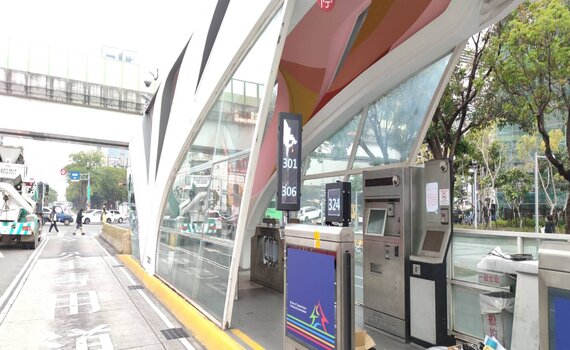 中市候車亭神秘數字引好奇  免揮手攔公車超貼心