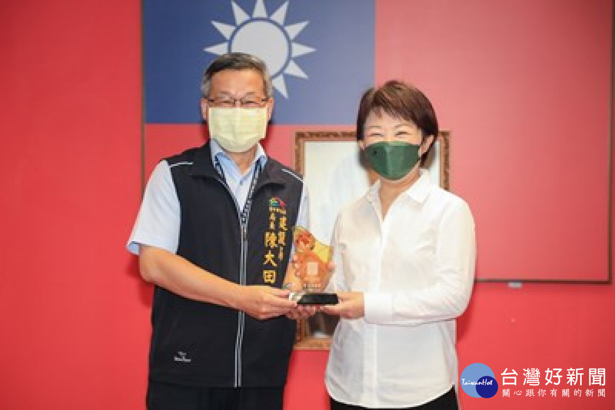 中央公園智慧城市創新應用獎建設局長陳大田,向盧市長獻獎