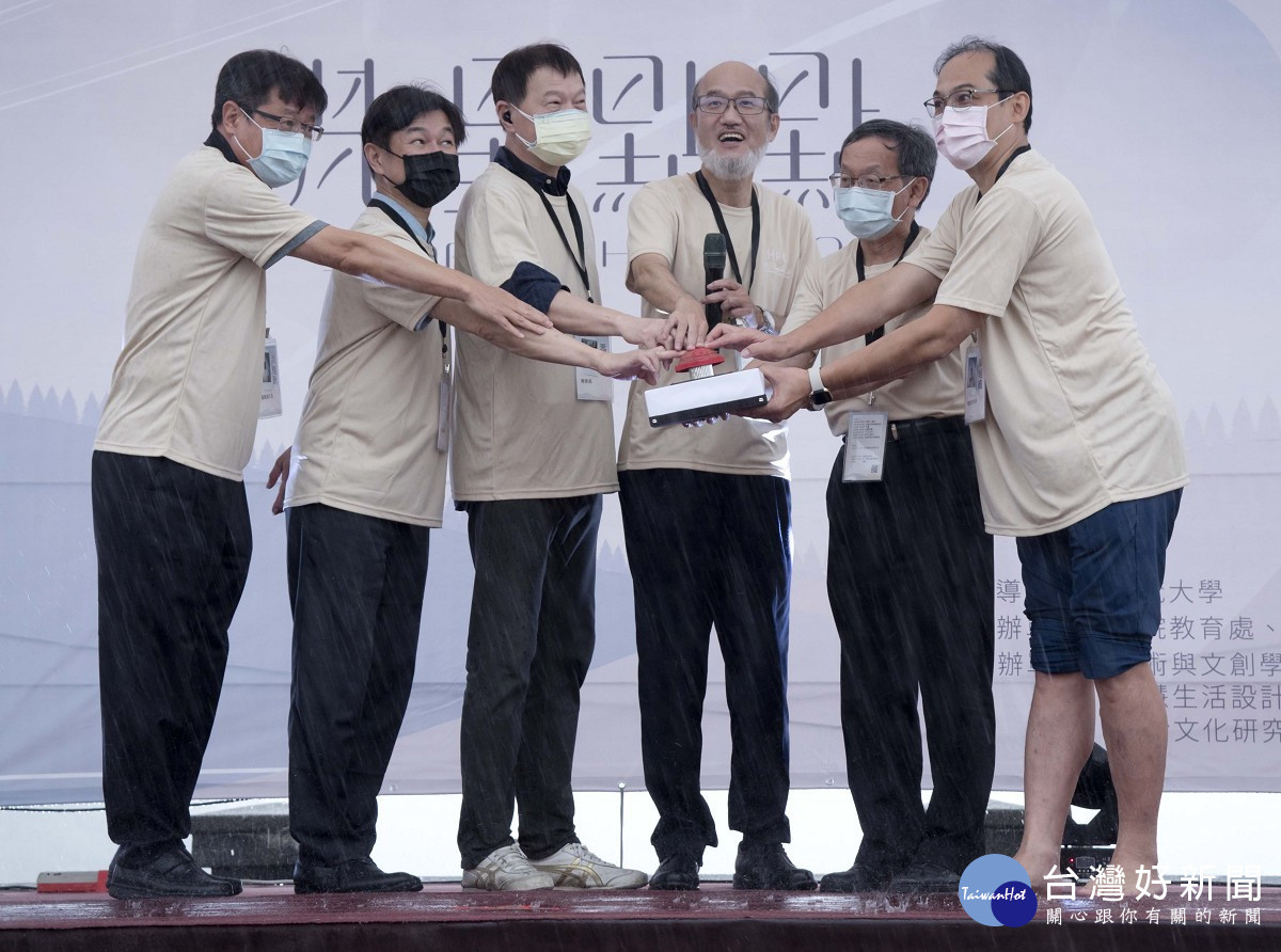 華梵大學林從一校長（右三）與其他一級主管點亮心燈