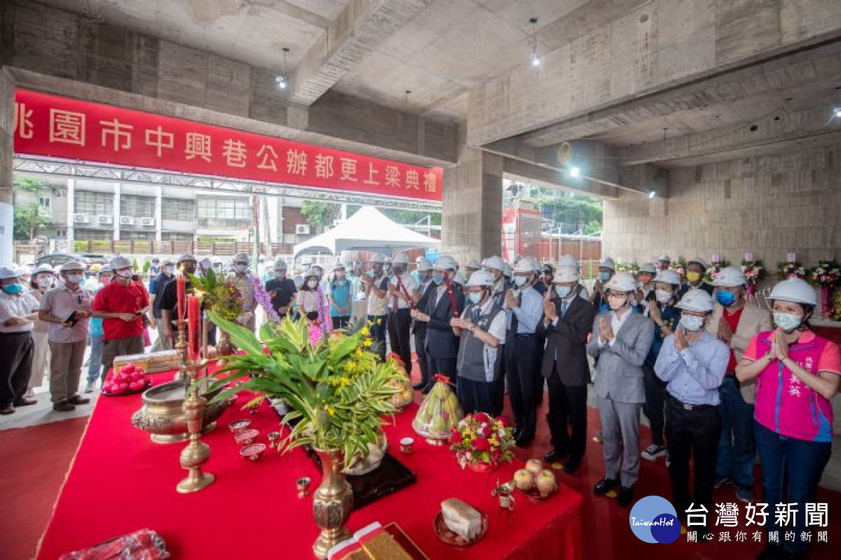 鄭市長與貴賓上香祈福。<br /><br /> <br /><br />