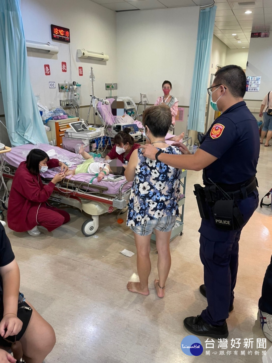 阿嬤赤腳抱著癱軟男嬰衝派出所,警火速送醫順利搶救幼小生命。<br /><br /> <br /><br />