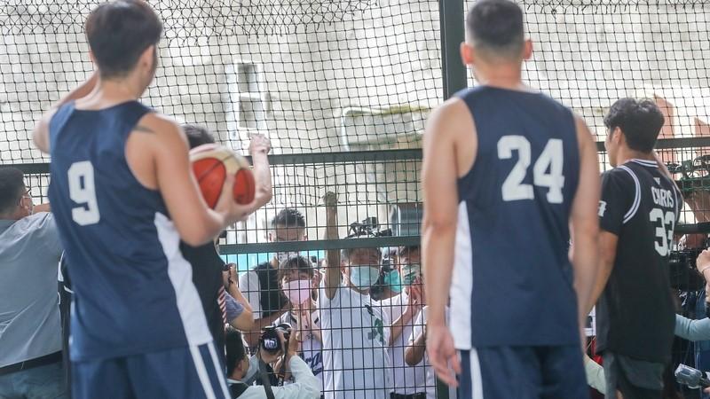 因北市一張公告,陳時中取消與陳信安切磋球技,臨時改為在場外觀摩。中央社