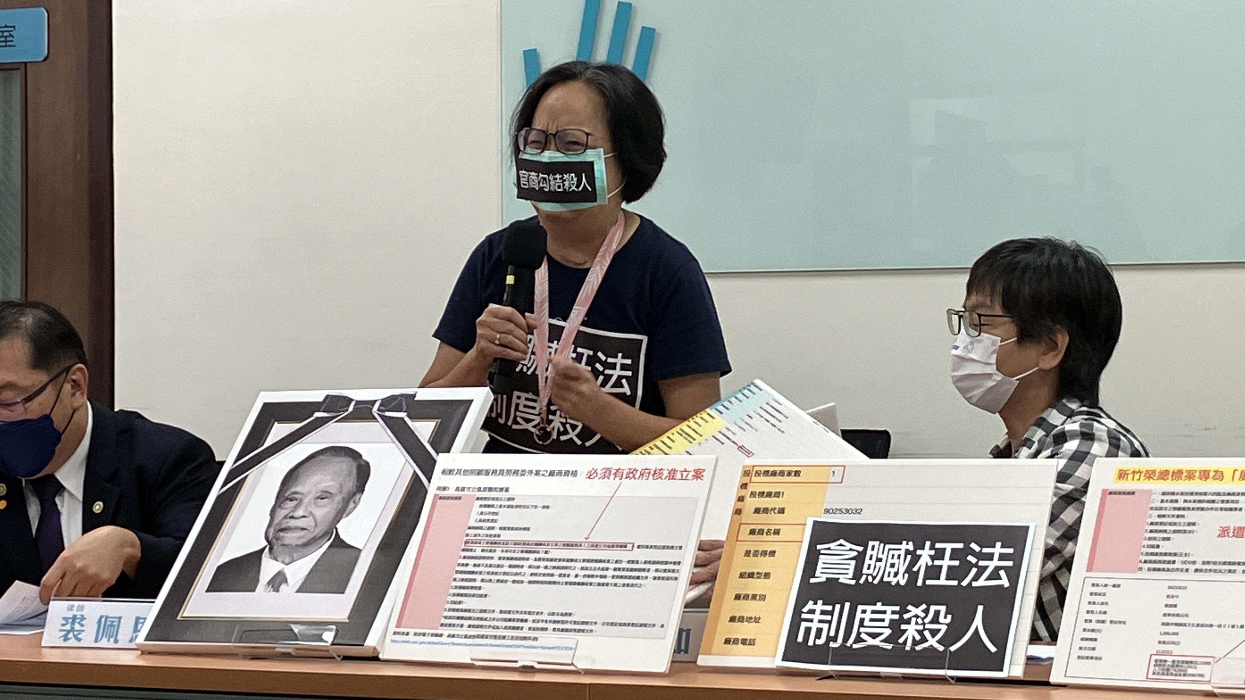 趙小姐(中)痛訴父親住進竹東榮總後,疑似因看護照顧疏失喪命,卻發現看護中心其實是「清潔人員人力派遣公司」。楊政凱攝