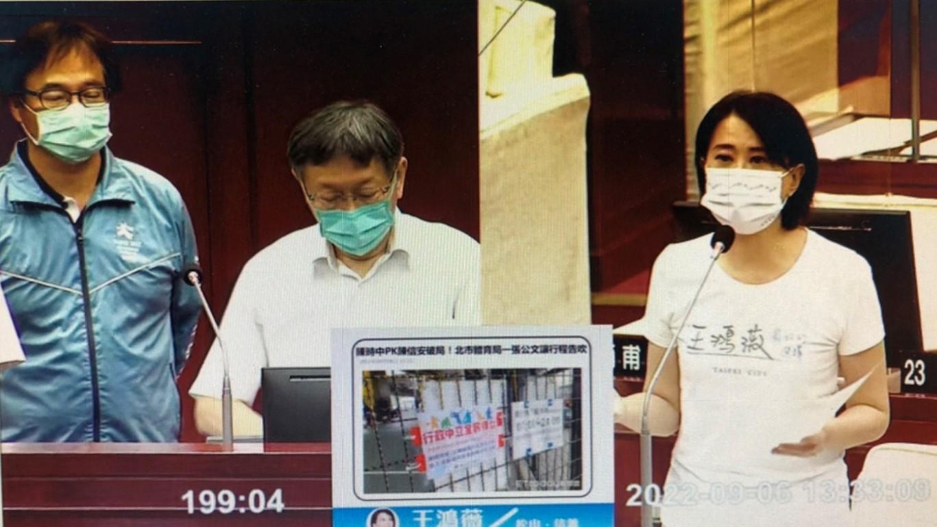 藍世聰(左)當著柯文哲的面表態支持民進黨候選人。翻攝畫面
