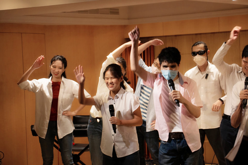 視障學員以「肥肉掰掰」一曲帶領全場舞動新一代國民甩肉操，嗨翻全場！