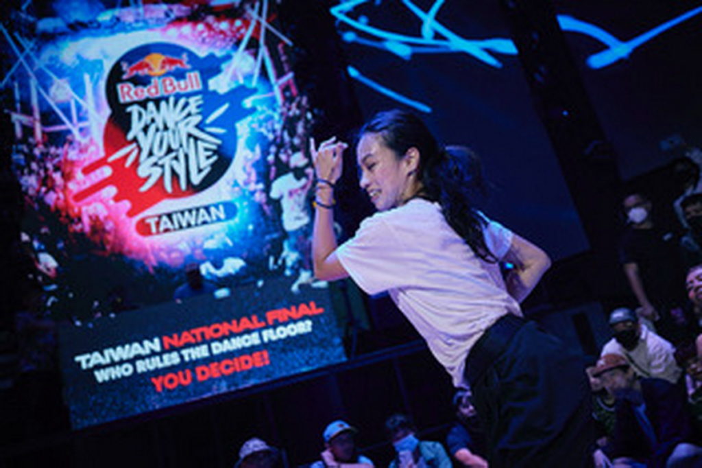 Red Bull Dance Your Style_ 軍戰由被譽為「神奇肢體使用者」的Diao對尬專擅Da ncehall___Jac ob （林亭昀），兩人均以精彩絕倫的完美律動詮釋大眾 ________-1