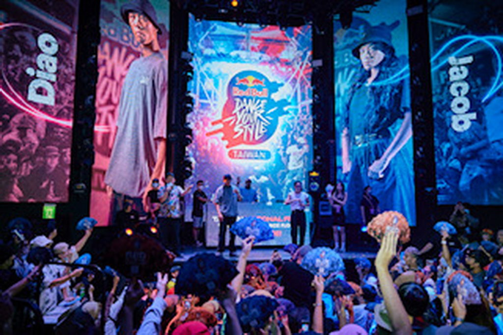 Red Bull Dance Your Style_ 軍戰由被譽為「神奇肢體使用者」的Diao對尬專擅Da ncehall___Jac ob （林亭昀），兩人均以精彩絕倫的完美律動詮釋大眾 ________-2