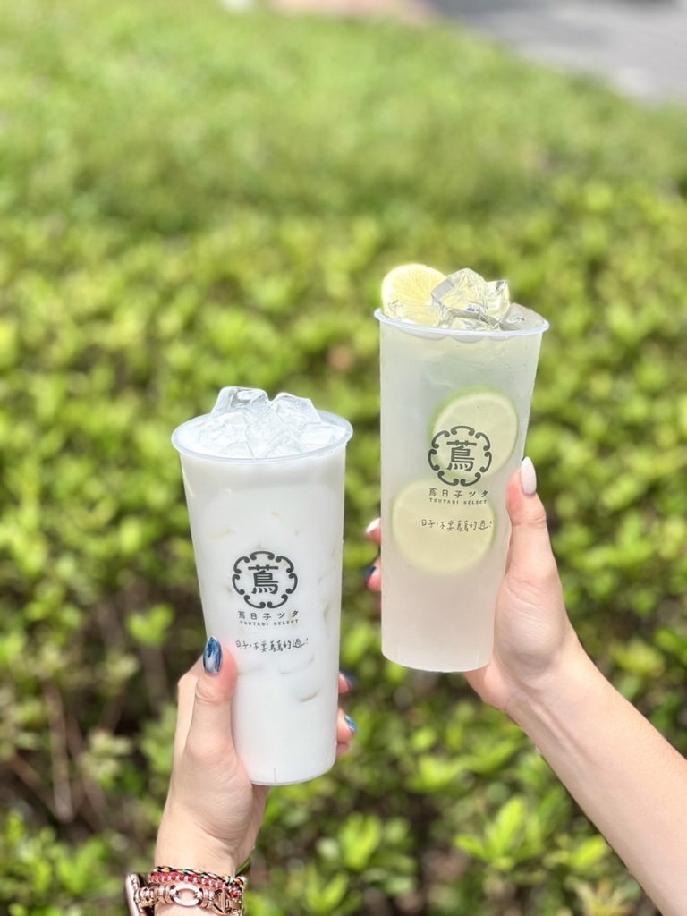愉悅系手搖飲蔦日子,0906_0911推出新品限時特價,椰椰來襲系列「青檸白月光」(大杯) 80元和「青椰傻白甜」(大杯) 85元,任意兩杯組合,一律88折優惠!