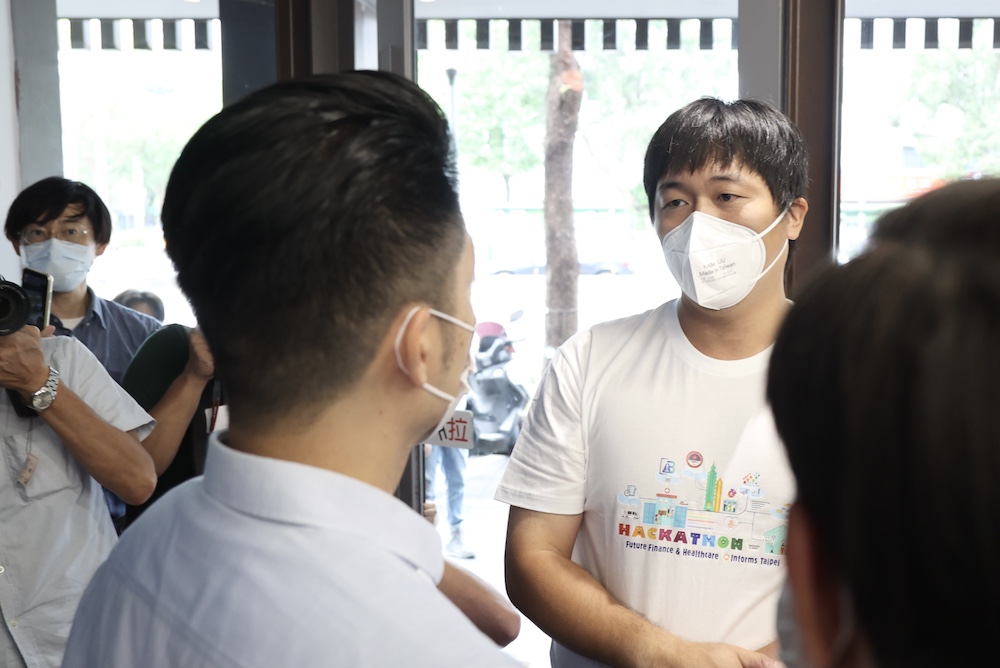 蔣萬安公布長照政策三箭 私人機構每床每月補助兩萬 16 國民黨台北市長候選人蔣萬安6日發表長照政策三支箭。蔣萬安與路過聆聽的長照業者對談,長照業者肯定蔣的長照政策。