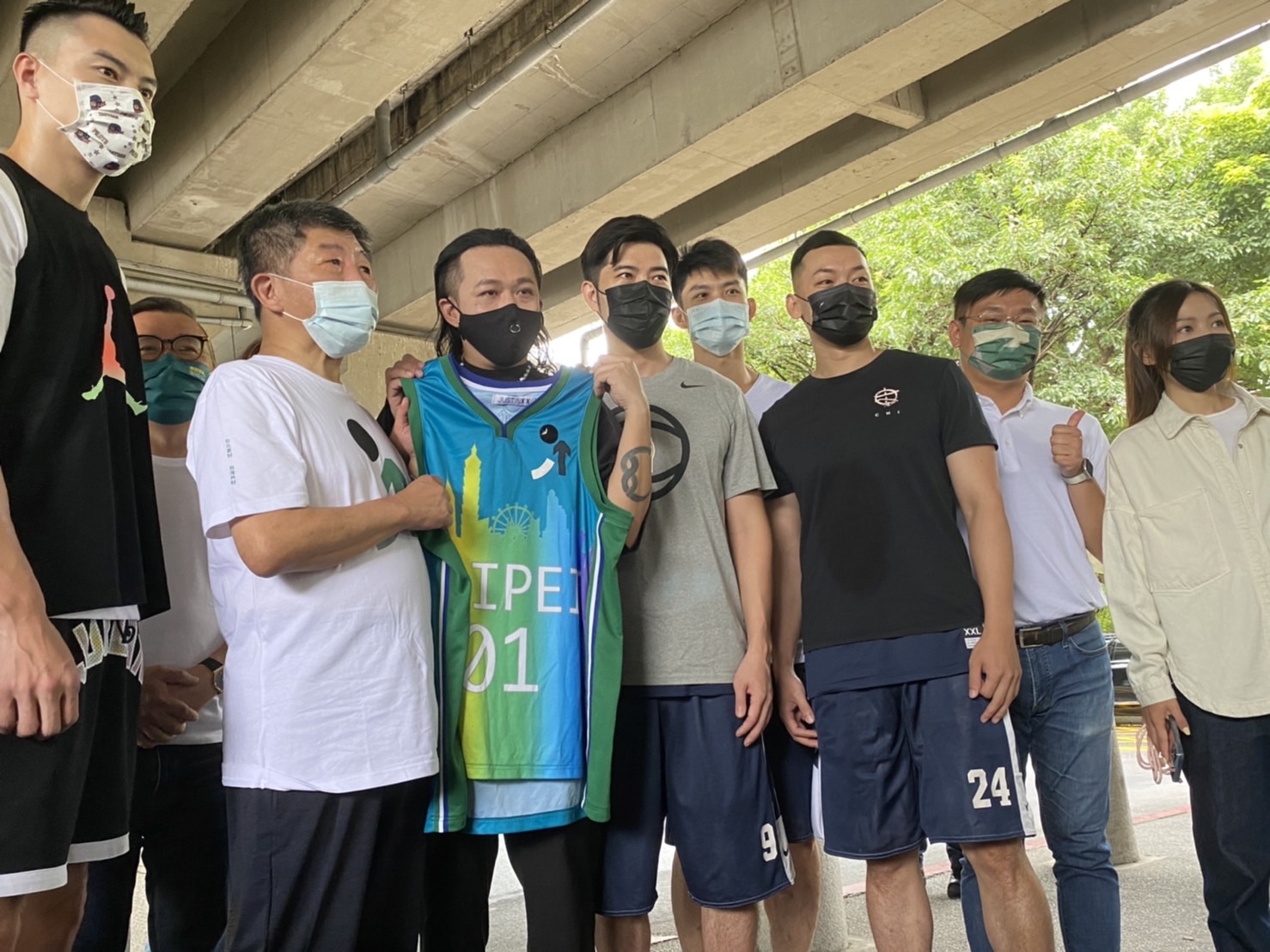 帥哥牙醫隊、陳信安和陳時中打球 卻被阻止進場? 16 P.LEAGUE桃園領航猿總經理陳信安、台北市長參選人陳時中。記者潘永鴻攝影
