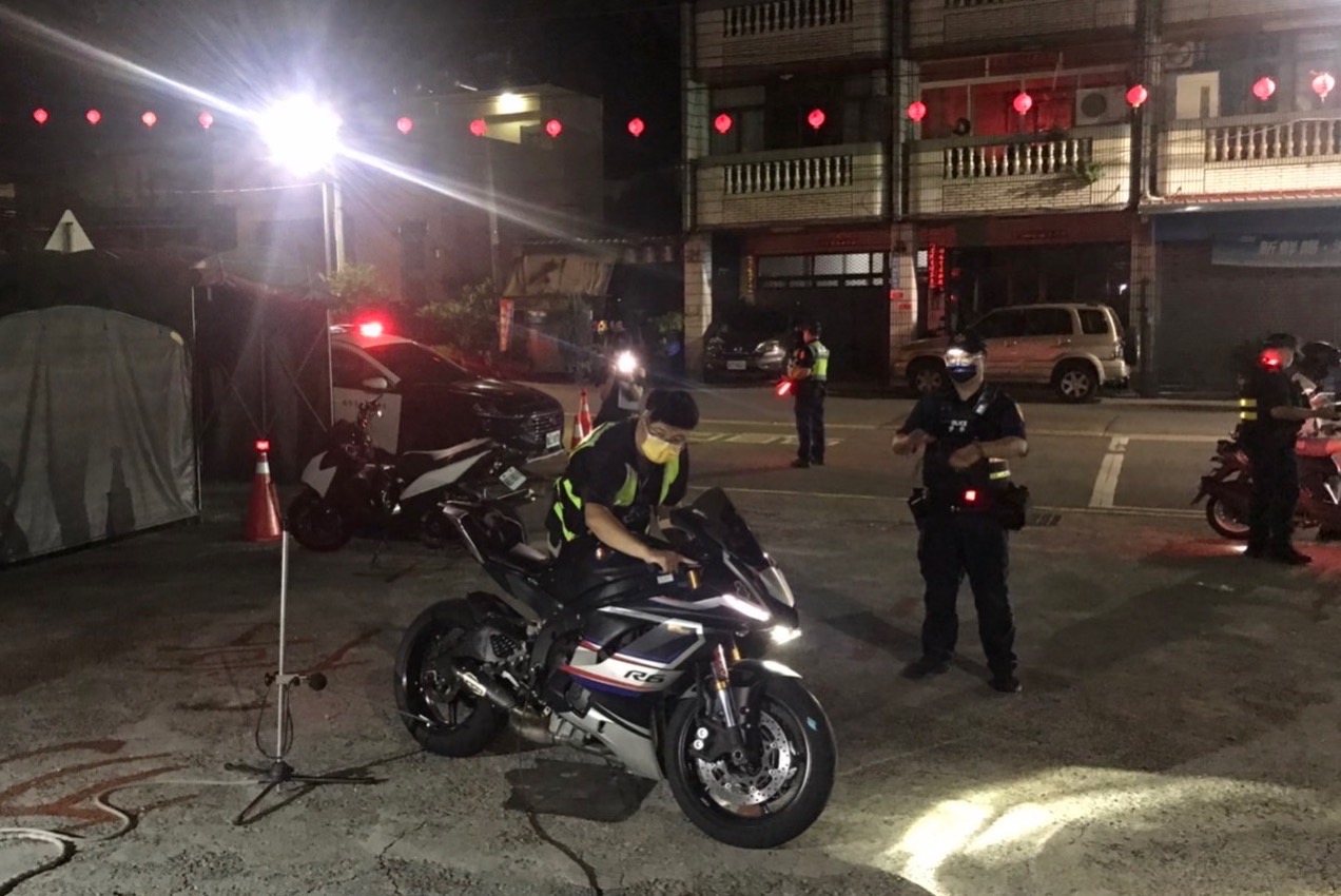 圖片說明：中市警持續取締改裝噪音車暑假期間取締百餘件，此為執行取締情形。(記者謝榮浤翻攝)
