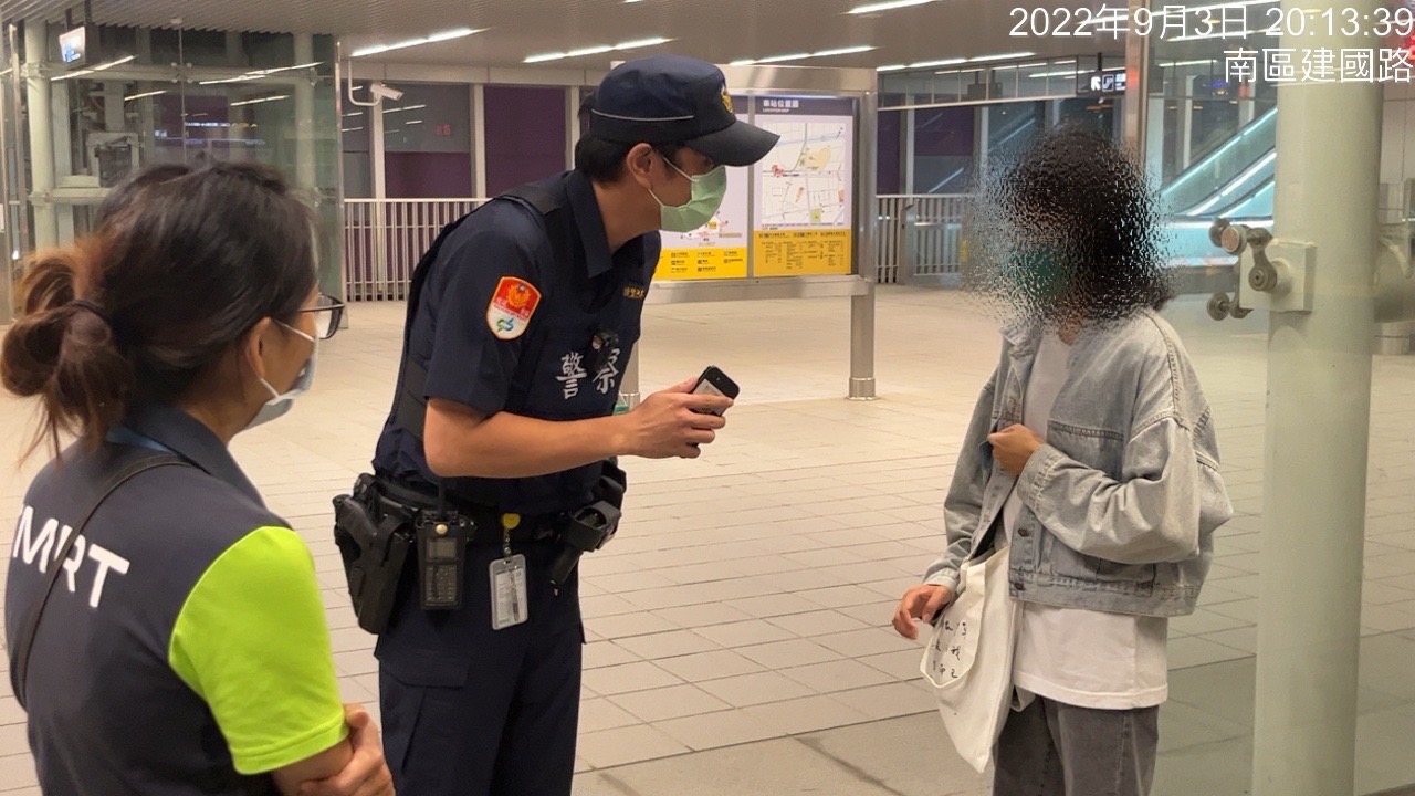 圖片說明:中市警捷運警察隊第一分隊員警日前接獲通報有名疑似身心障礙女性民眾迷路無法返家,員警在第一時間得以與該女父親取得聯繫,順利的將她送回父親的身邊。(記者謝榮浤翻攝)