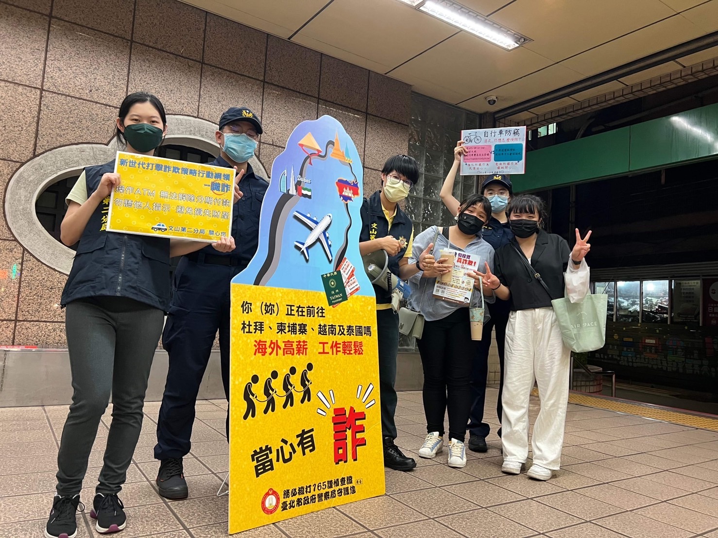 圖片說明:文山第二分局員警到夜巿加強維安宣導。(記者趙靜姸翻攝)