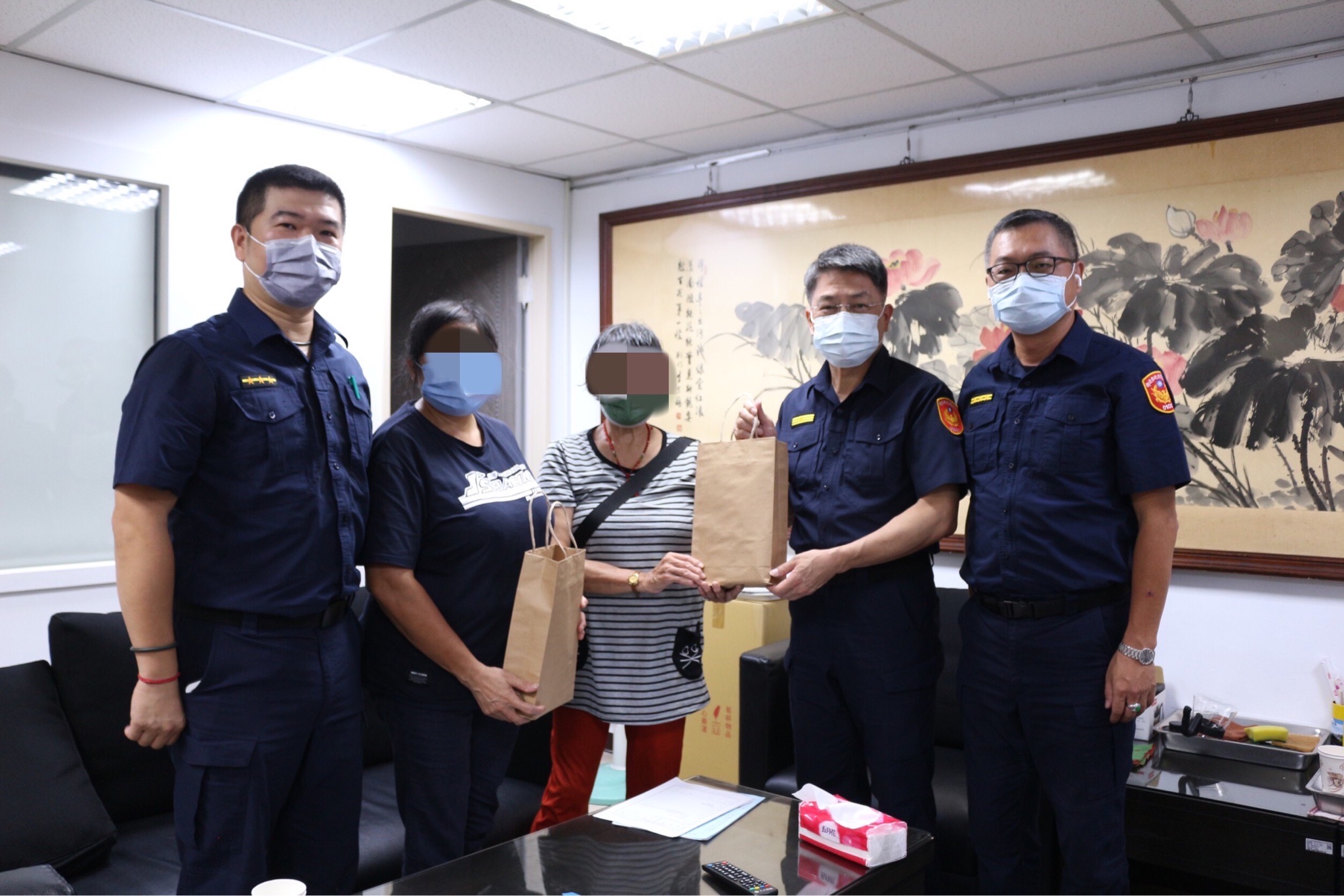 圖片說明:板橋警王閔南助亡者張男落葉歸根。(記者戴昱弘翻攝)