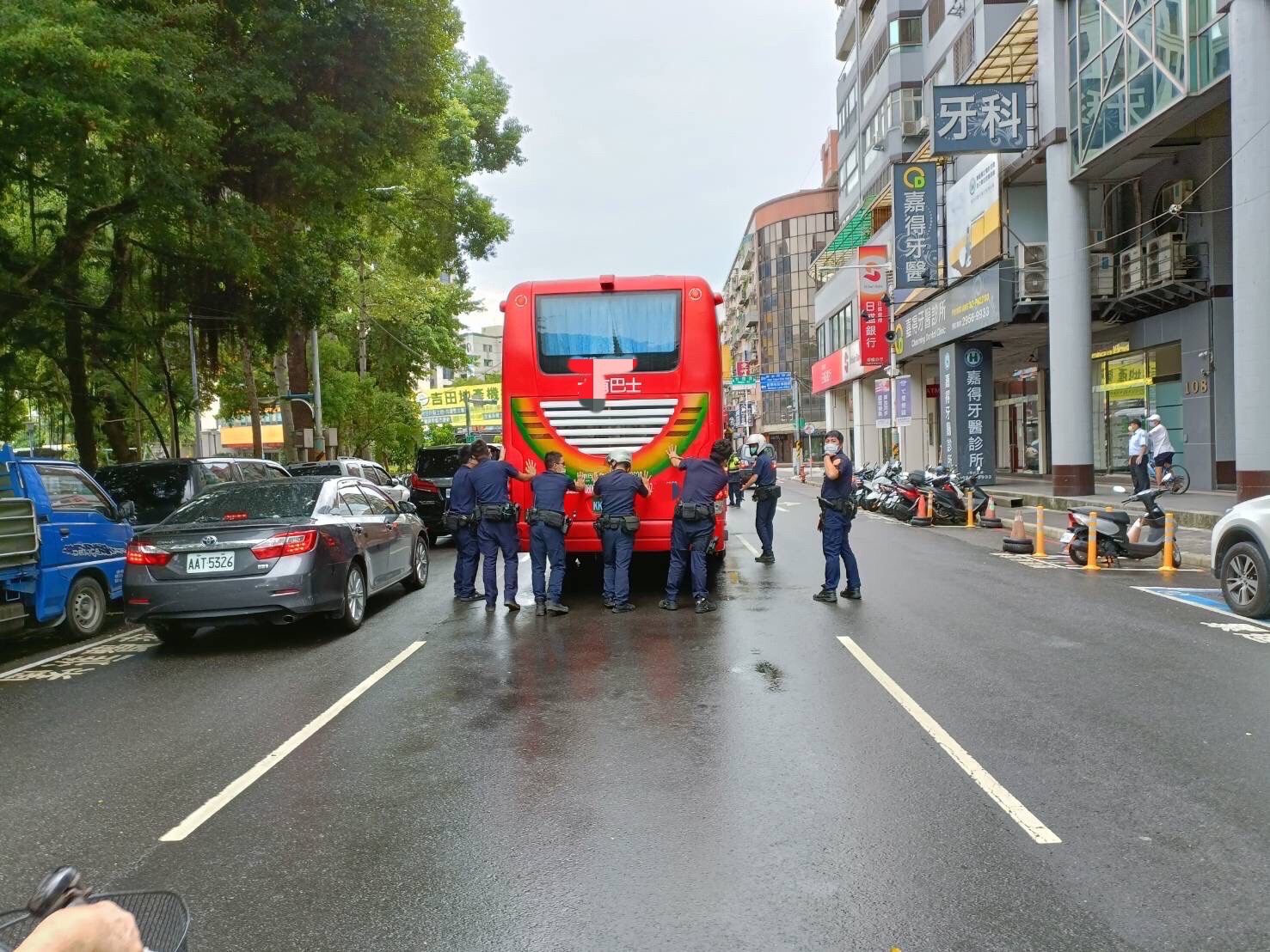 圖片說明:6名員警負責推車,6名負責指揮交通,10分鐘內順利完成任務。(記者戴昱弘翻攝)