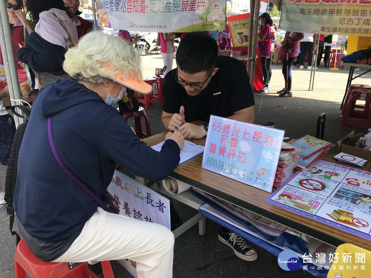 營養師為民眾提供諮詢。(縣府提供)