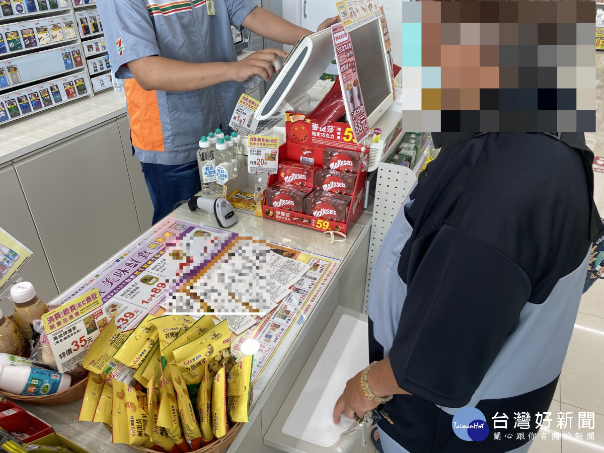 台中梧棲55歲男子抱著27萬元現金,前往超商購買點數卡,欲資助女網友醫藥費用。
