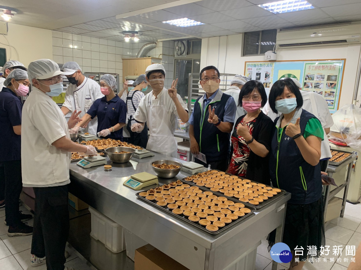 台電台中區處捐款五萬元資助「十方啟能中心」，作為其製作中秋義賣月餅的基金。