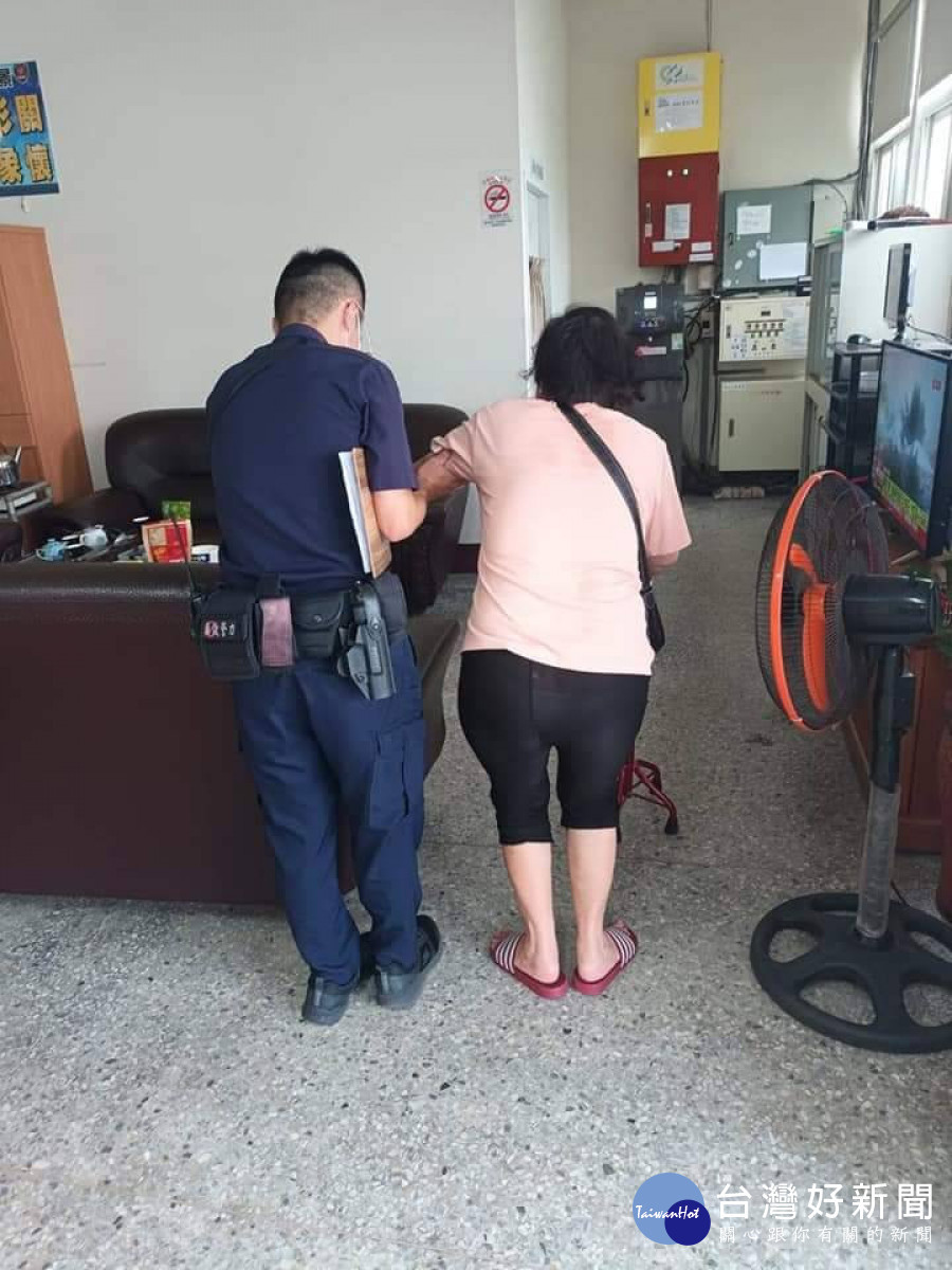 台西警協助失智婦平安返家／警方提供