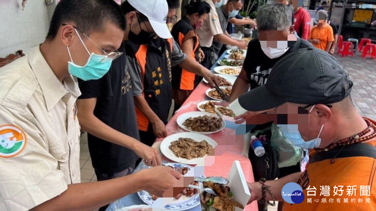 ▲高市三民及鳳山二處街友服務中心辦理中秋關懷活動。（圖／記者 許高祥 翻攝）